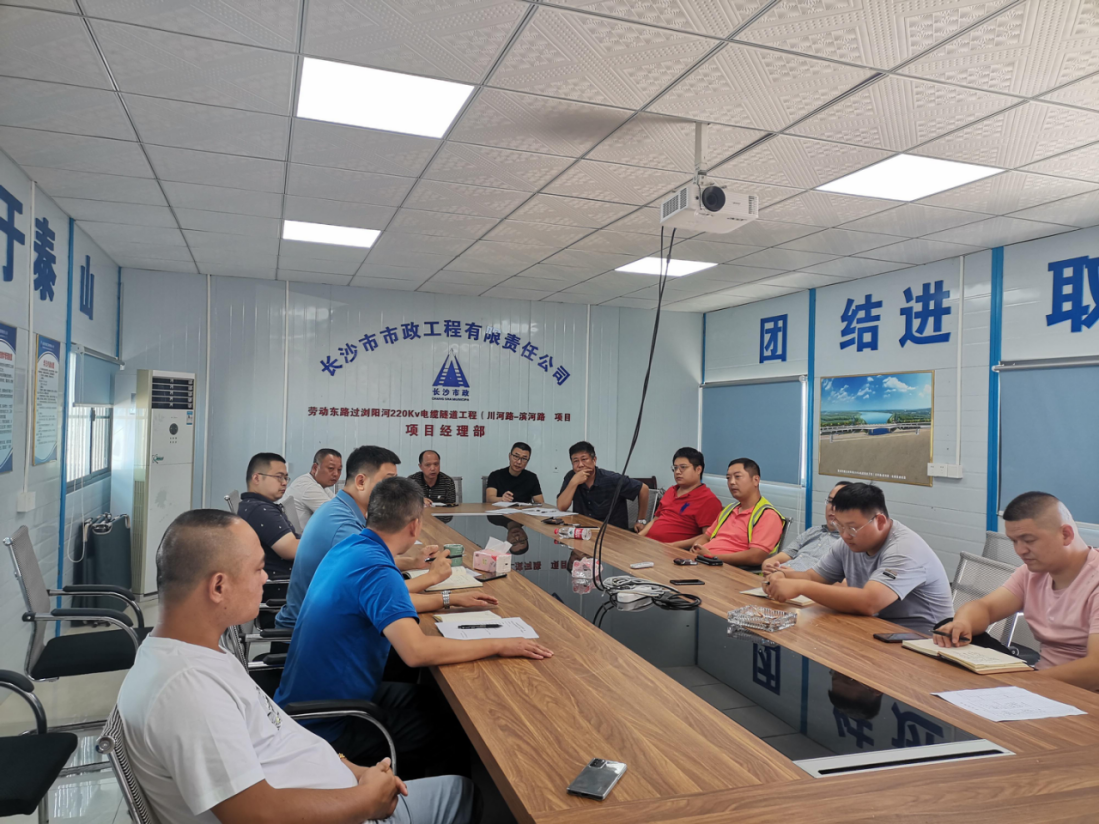獻(xiàn)禮國慶 | 勞動?xùn)|路過瀏陽河220kV電纜隧道工程頂進(jìn)設(shè)備順利完成吊裝！